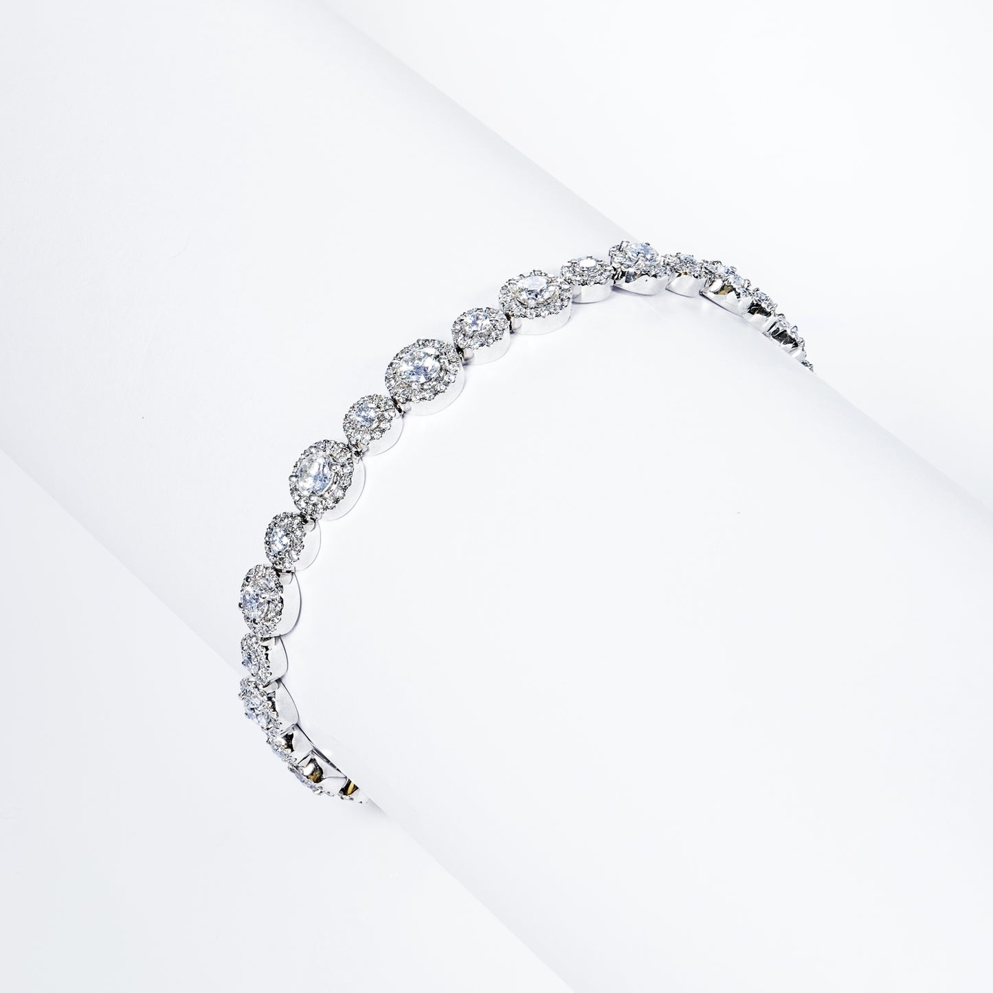 4 Carats Round Brilliant Cut Single Row Diamond Bracelet in 18k White Gold Side